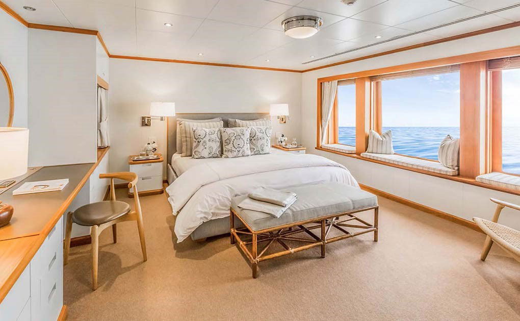 The Lagoon & Willow VIP Stateroom comes with tranquil sunlight, and a panoramic view of the ocean